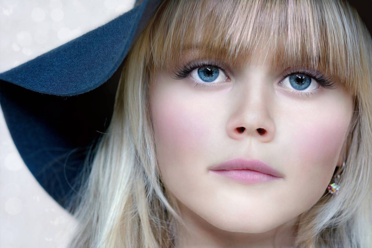 Woman wearing hat after eye care emergency